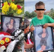 Fiul Andei, femeia ucisă cu sânge rece de Emil Gânj, cu ochii plini de lacrimi la mormântul mamei sale. Detaliul emoționant din fotografia pusă pe cruce